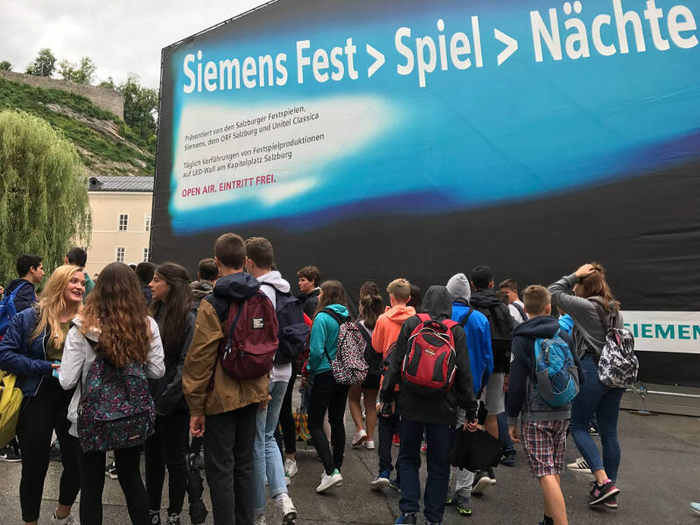 Teilnehmer eines Feriensprachkurses in Deutschland machen einen Ausflug