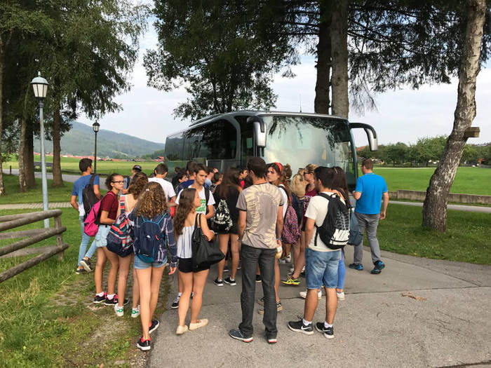 Teilnehmer eines Kindersprachkurses warten auf den Bus