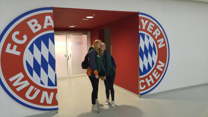 Teilnehmer eines Kindersprachkurses besichtigen ein Stadion
