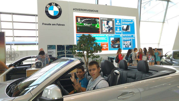 Teilnehmer eines Feriensprachkurses englisch in Deutschland sitzen im Auto