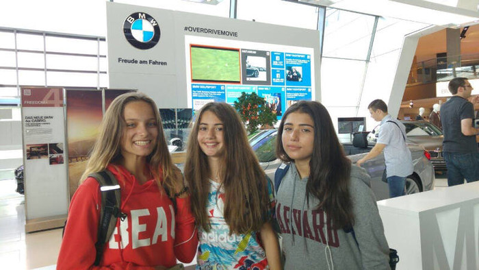 Teilnehmerinnen eines Feriensprachkurses für Schüler machen ein Foto zusammen