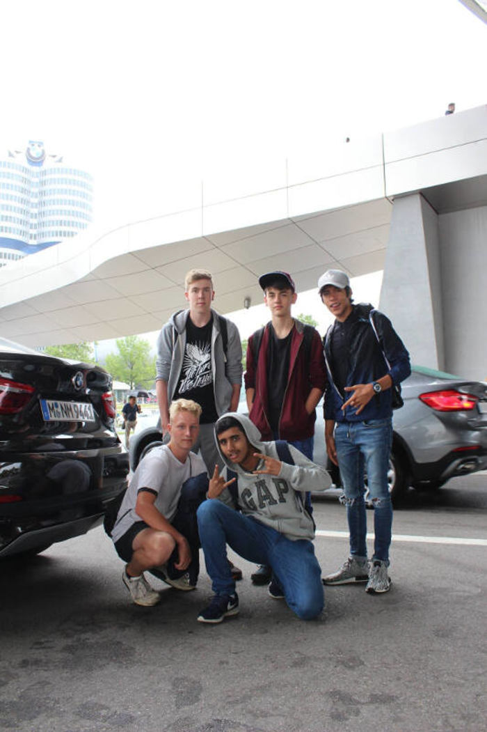 Teilnehmer eines Feriensprachkurs Englisch in Deutschland posen vor einem Auto