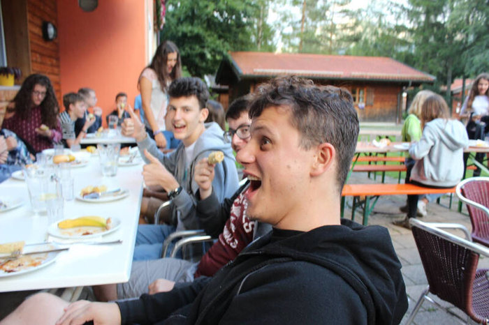 Teilnehmer eines Feriencamps Bayern essen zusammen