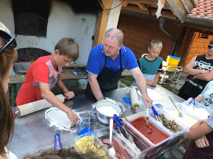 Teilnehmer eines Ferienlagers Herbstferien kochen zusammen