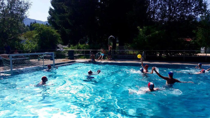 Teilnehmer eines Ferien-Sprachkurses spielen Wasserball