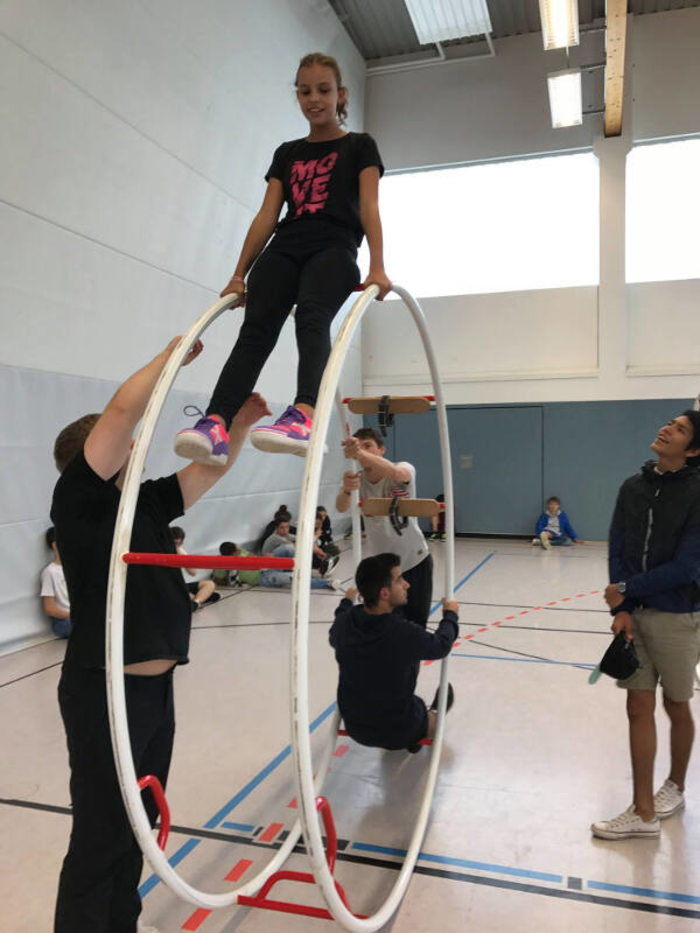 Teilnehmer eines Ferien-Sprachkurses spielen in der Turnhalle