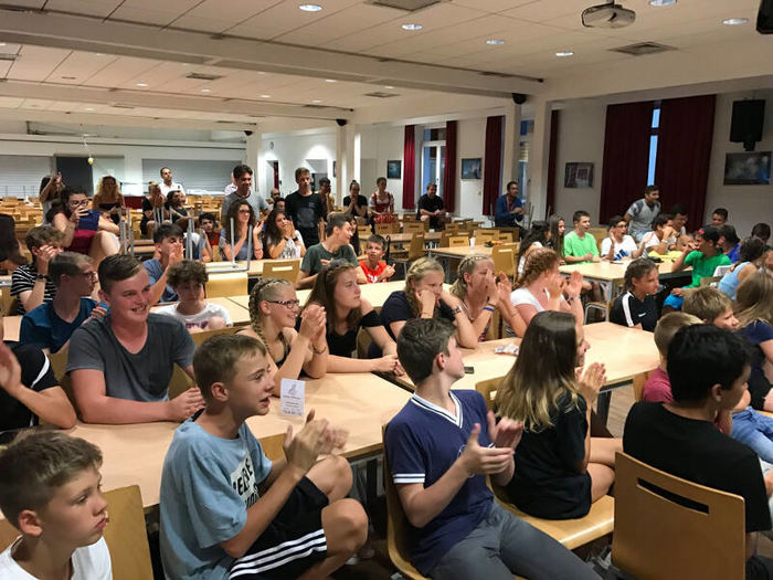 Teilnehmer eines Ferien-Sprachkurses sitzen in der Klasse
