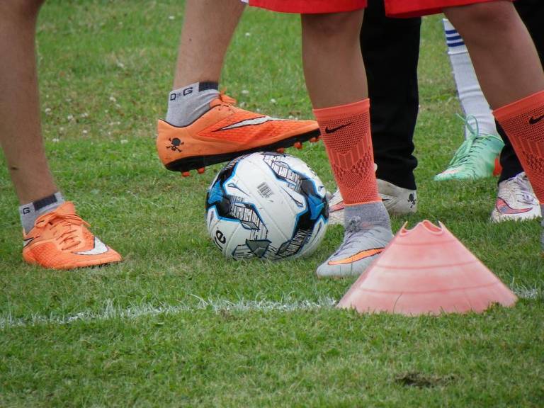 Ein Junge macht eine Fußballübung bei der Sprachreise Englisch mit Fußballcamp