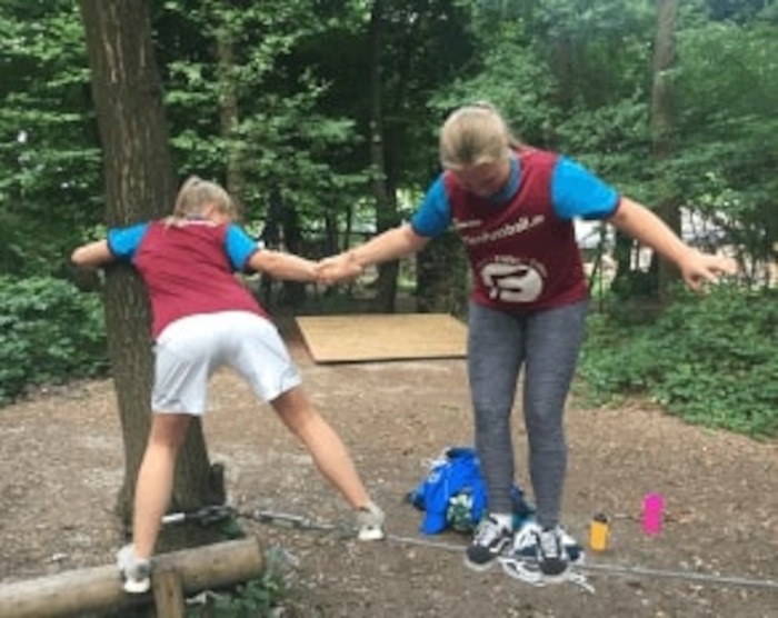 Kinder balancieren in der Sportfreizeit Nordrhein-Westfalen