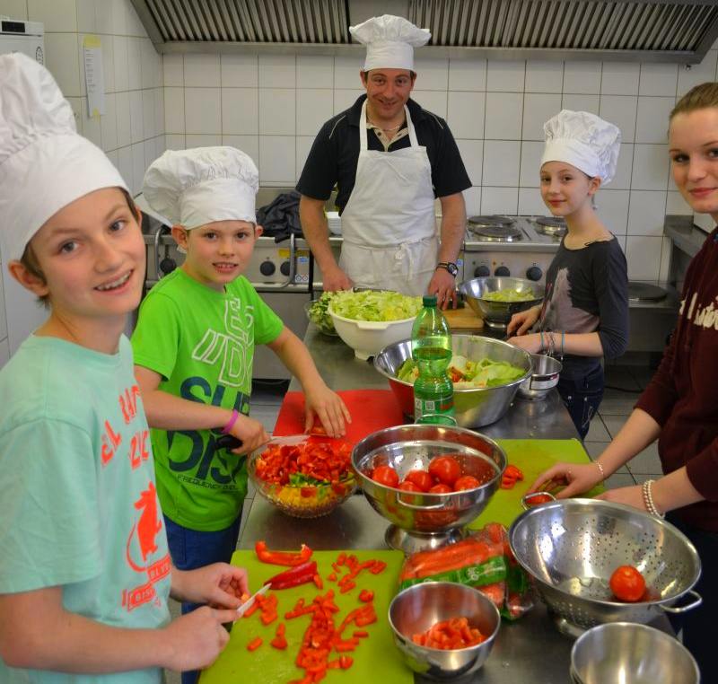 Kinder kochen gemeinsam auf der Ferienfreizeit in Nordrhein-Westfalen
