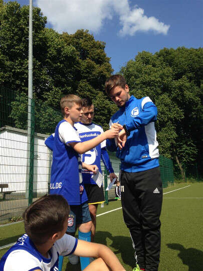 Jungs mit Trainer im Fußballcamp