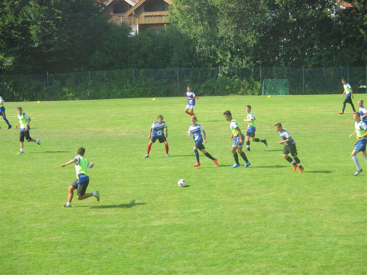 Spielt euch den Ball in der Jugendfreizeit zu