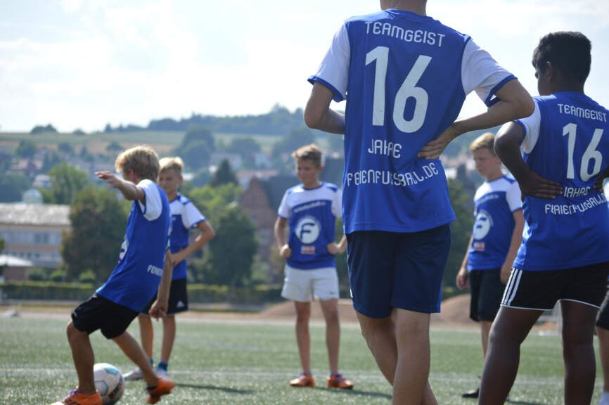 Jungs beim Training im Fußballcamp Südwesten