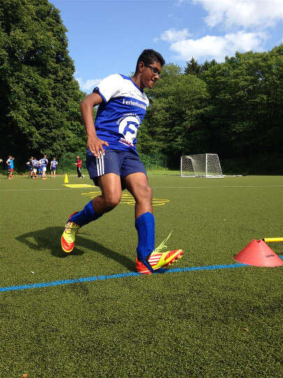Junge beim Training im Fußballcamp Deutschland