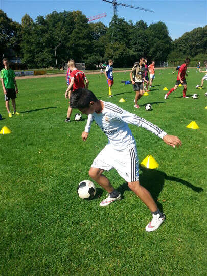 Junge beim Fußball spielen im Fußballcamp NRW