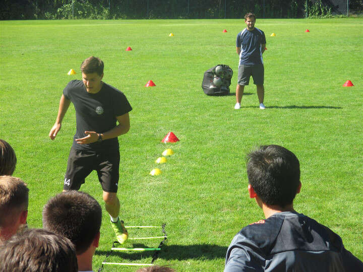 Junge beim Koordinationstraining im Fußballcamp