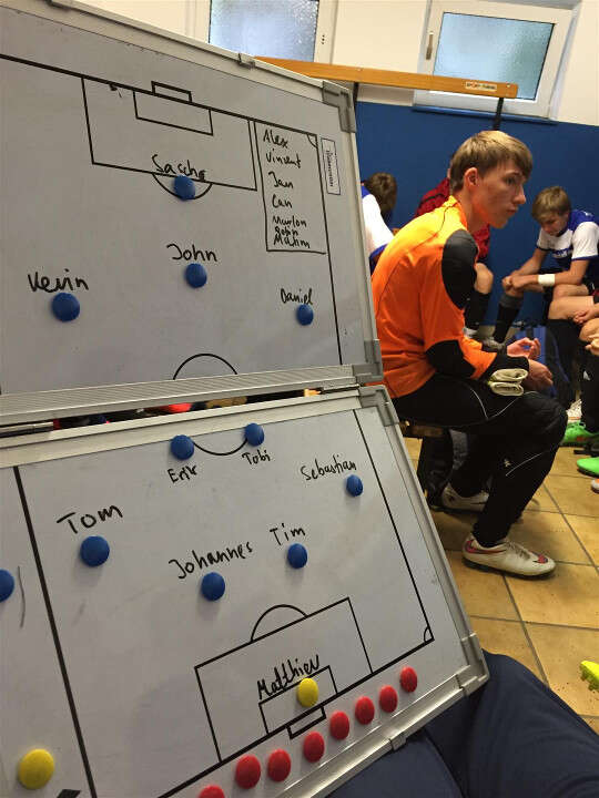 Taktikbesprechung im Fußballcamp