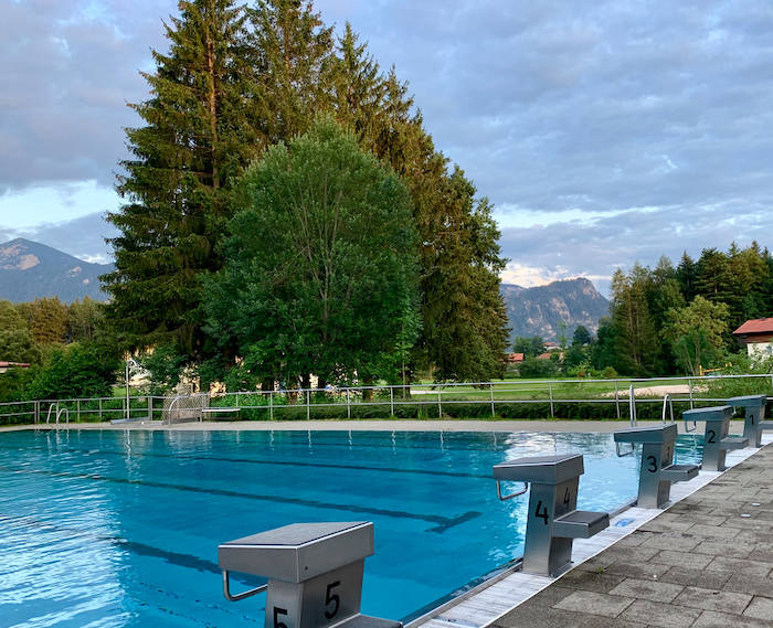 Bei einem Ferien-Sprachkurs gibt es ein Schwimmbad