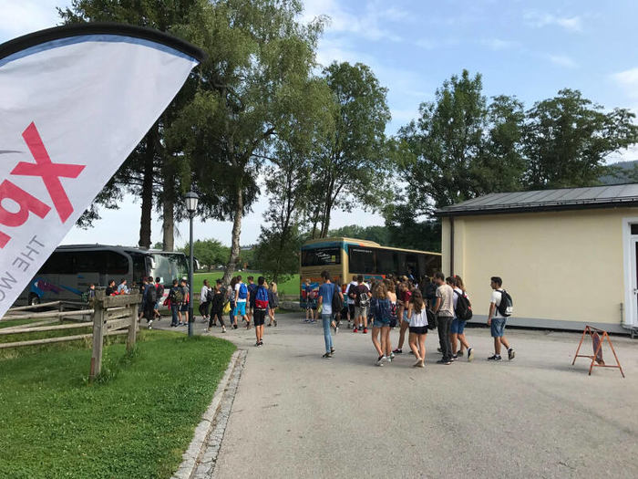 Kinder eines Ferien-Sprachkurses reisen ab