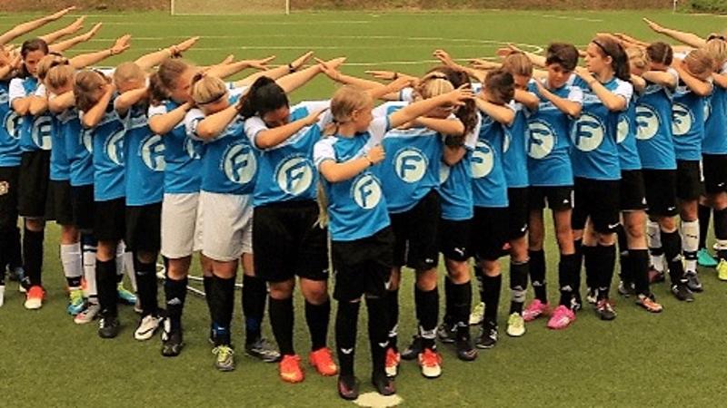  Kinder eines Sportcamps Kinder Sommerferien machen einen Dab