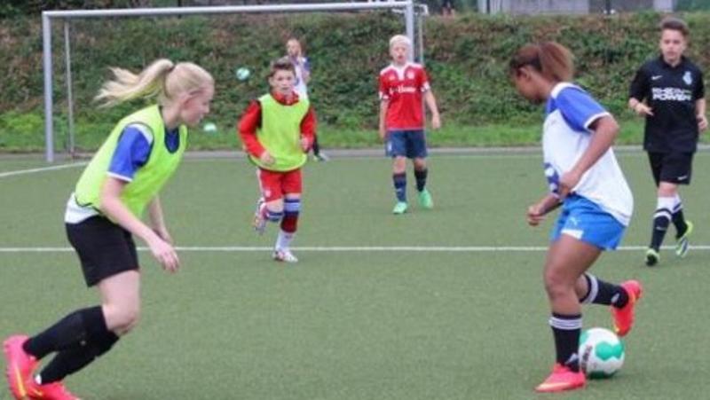  Kinder eines Sportcamps Kinder Sommerferien passen