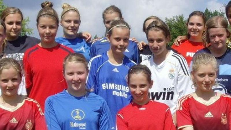  Kinder eines Sportcamps Kinder Sommerferien machen ein Gruppenfoto