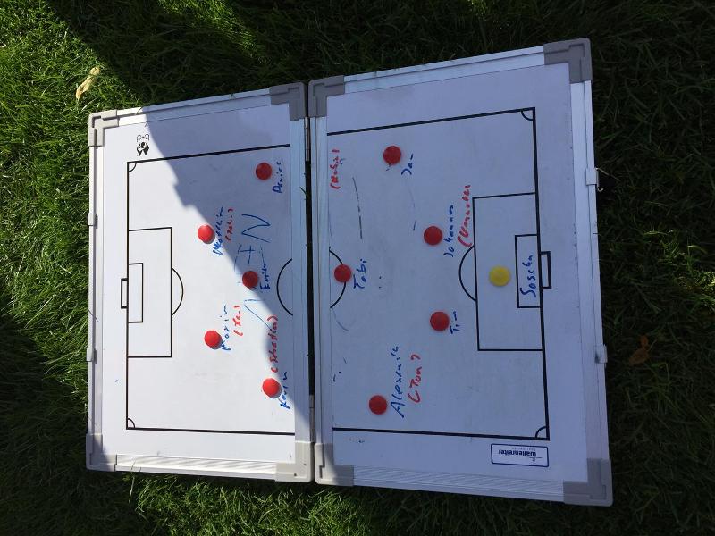 Kinder eines Sportcamps Kinder Sommerferien überlegen sich eine Taktik