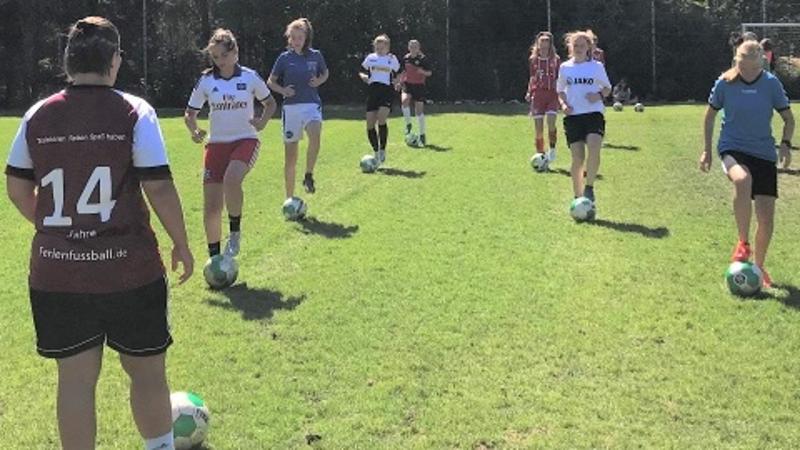  Kinder eines Sportcamps Kinder Sommerferien machen Ball-Übungen