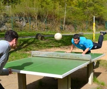 Jungs beim Kopfballtraining im Fußballcamp NRW