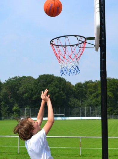 Basketball spielen im Sommercamp