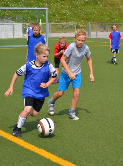 Kinder beim Fußball spielen auf der Sommerfreizeit