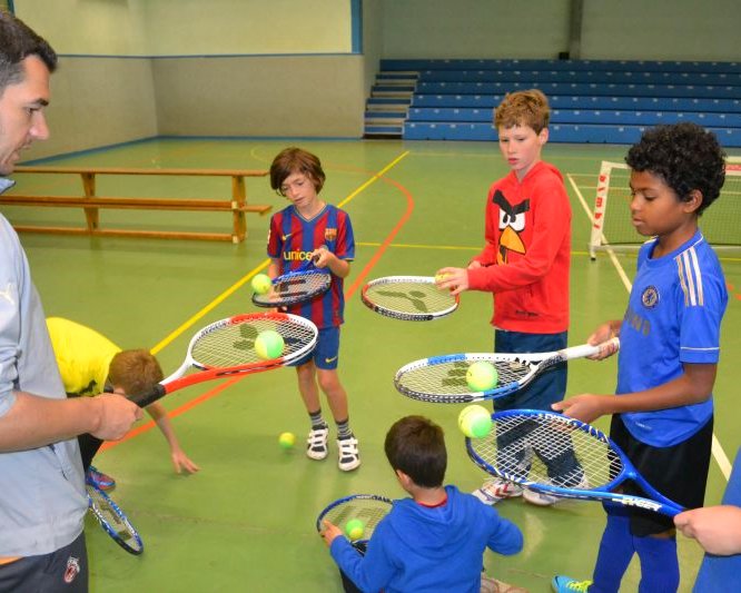 Kinder beim Badminton Training im Sportcamp