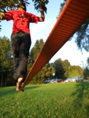 Mädchen auf Slackline im Sportcamp Köln
