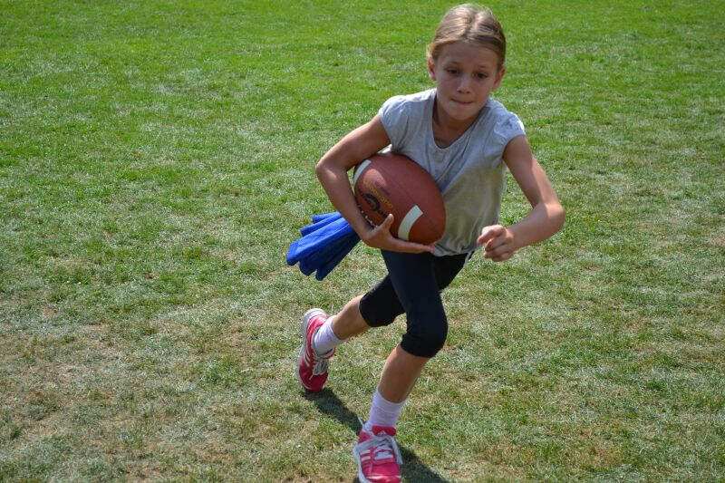Mädchen beim Football spielen im Sportcamp NRW