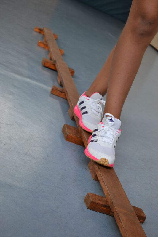 Mädchen beim Balancieren im Sportcamp NRW