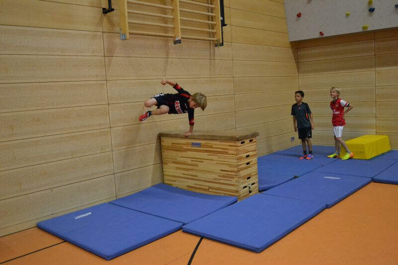 Jungs beim Turnen in der Halle im Sportcamp NRW