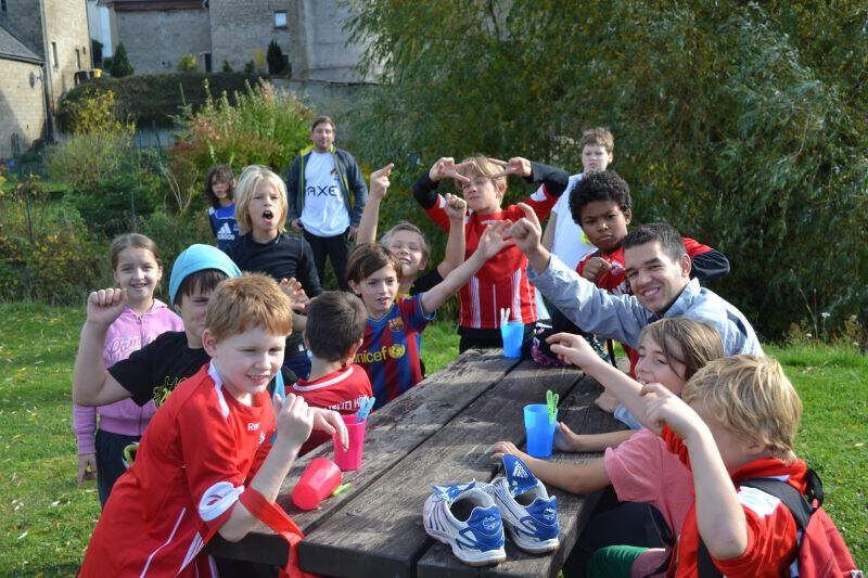 Kinder mit Betreuern im Sportcamp