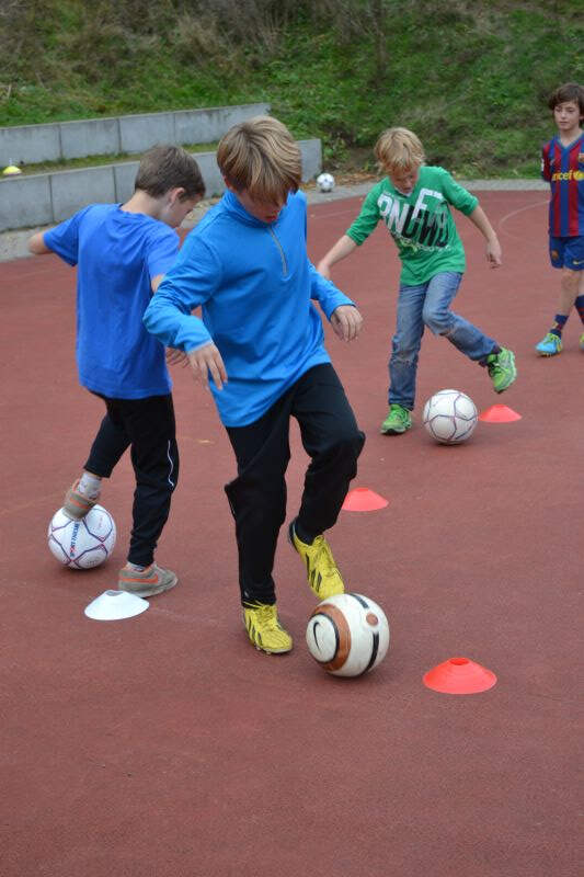 Jungs beim Fußballtraining im Sportcamp