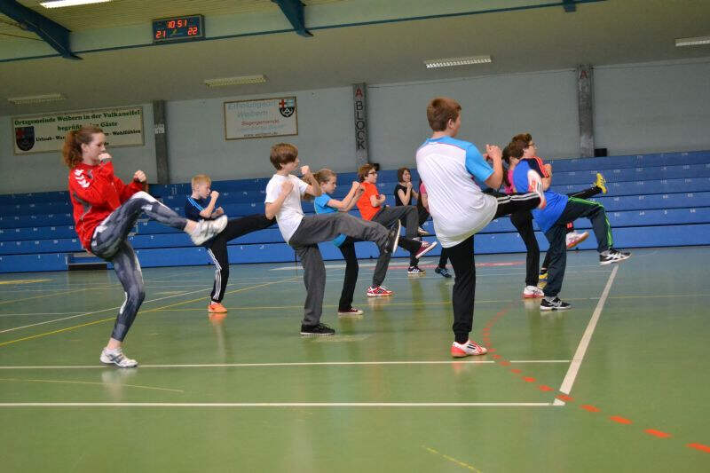 Kinder beim Karatetraining im Sportcamp