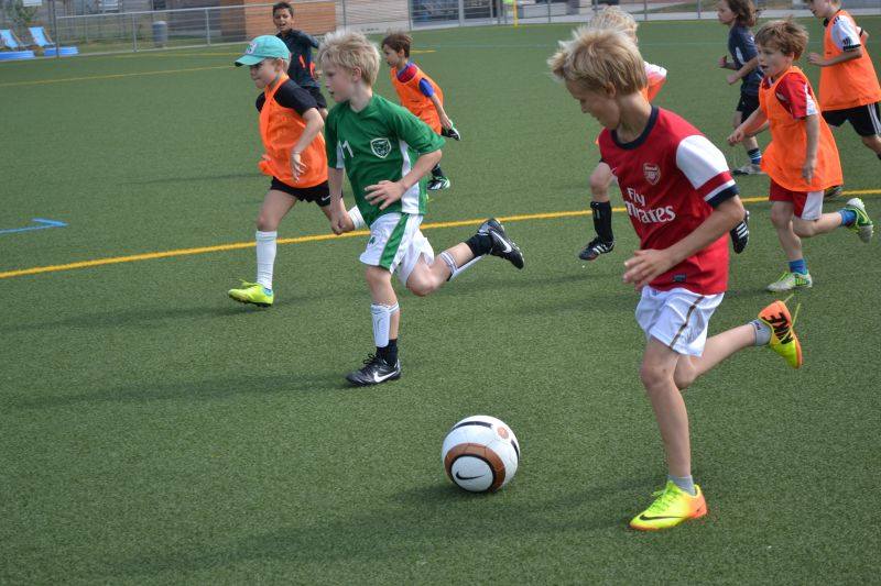 Jungs beim Fußballtraining im Sportcamp