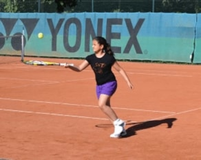 Kinder der Ferienfreizeit Olpe lernen Tennis