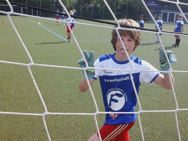 Junge im Tor im Fußballcamp