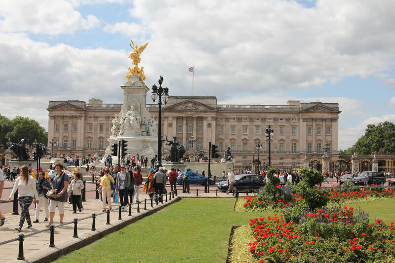 Blumenbeete vor dem Hintergrund des Buckingham Palace