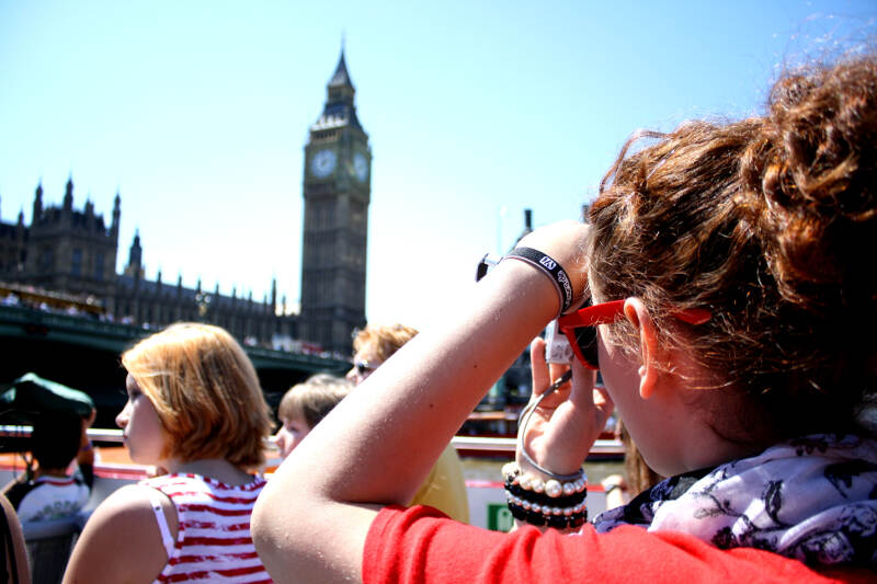 Ein Kind hat im Herbstcamp die Kamera vor den Augen während man im Hintergrund den Big Ben sieht