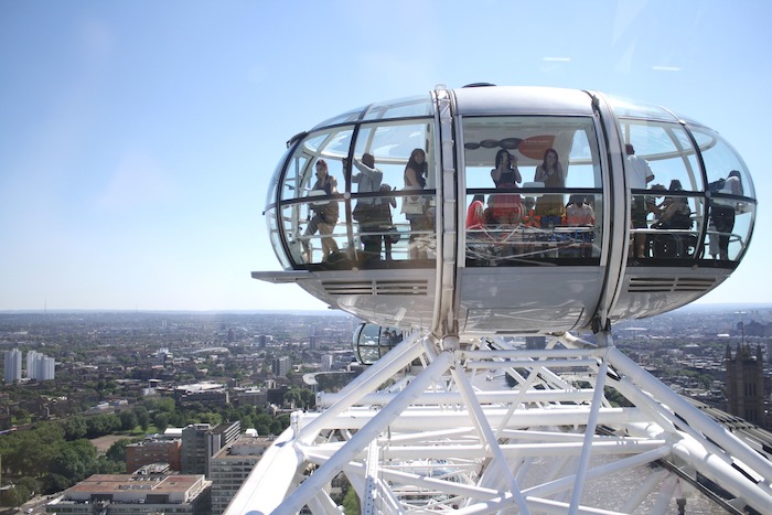 Jugendliche fotografieren London vom London Eye aus