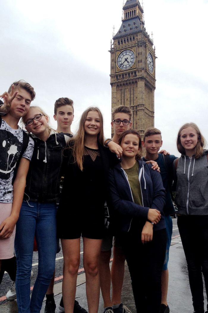 Jugendgruppe posiert vor dem Big Ben