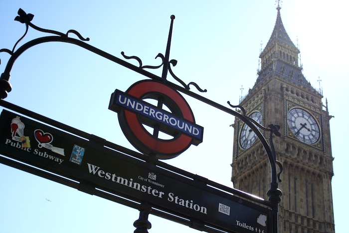 Panneau de métro au premier plan, Big Ben en arrière-plan lors d'un voyage linguistique à Londres