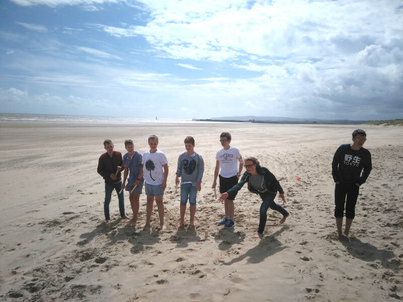 Jugendliche spielen am Strand von Bournemouth Wikingerschach