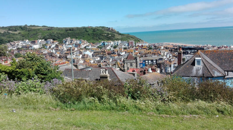 Blick über die Dächer des Seebads Hastings an der Südküste von England mit dem Ärmelkanal im Hintergrund