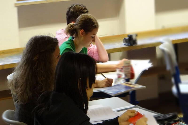 Jugendliche sitzen in ihren Abitur Ferien im Unterricht